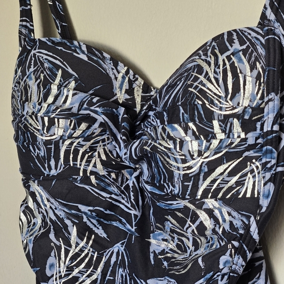 NipTuck Tummy Control Palm Foil Ruched Front Tropical Print One-Piece Swimsuit 8 - Picture 4 of 12